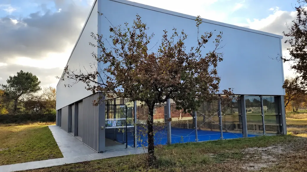 Bâtiment et terrain de padel du Tennis–Padel Club Le Teich
